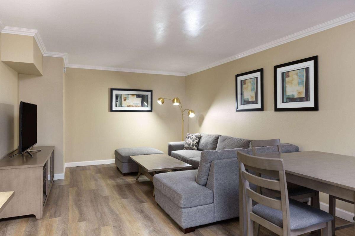 Travelodge by Wyndham Monterey Bay - Housity