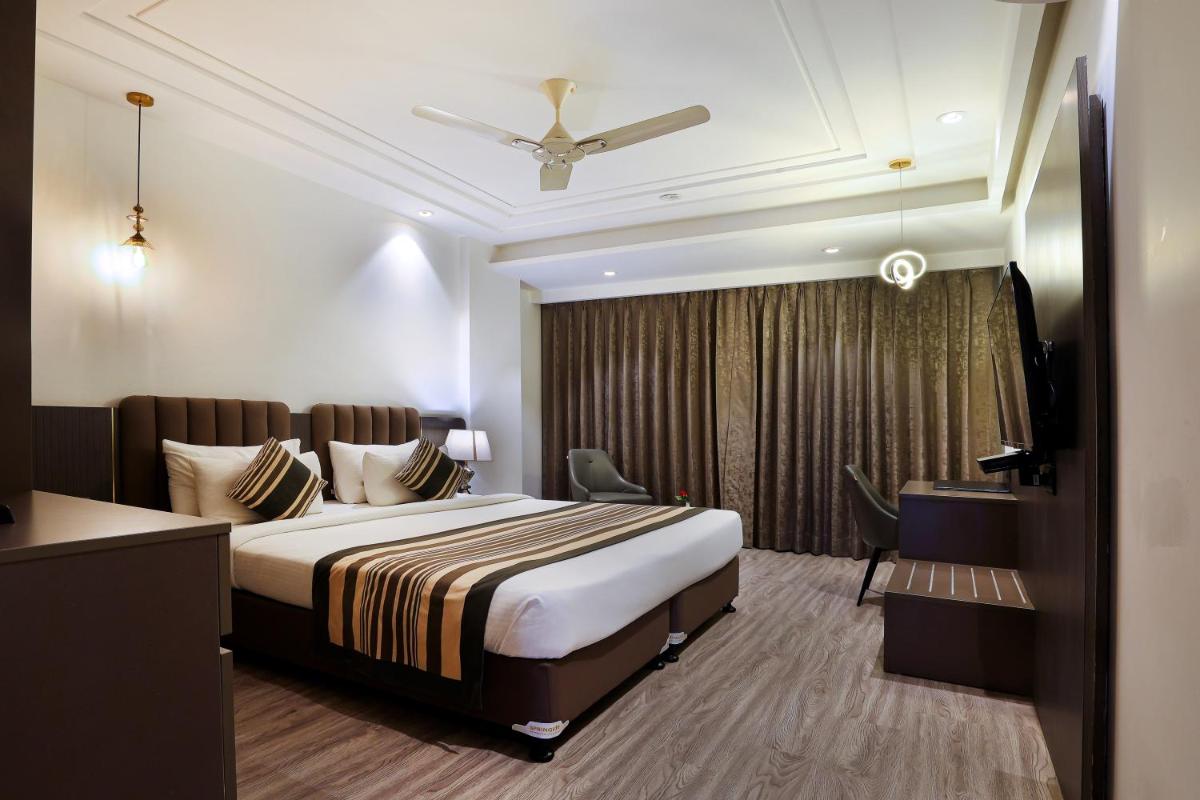OPO Hotel Iffco Chowk - Housity