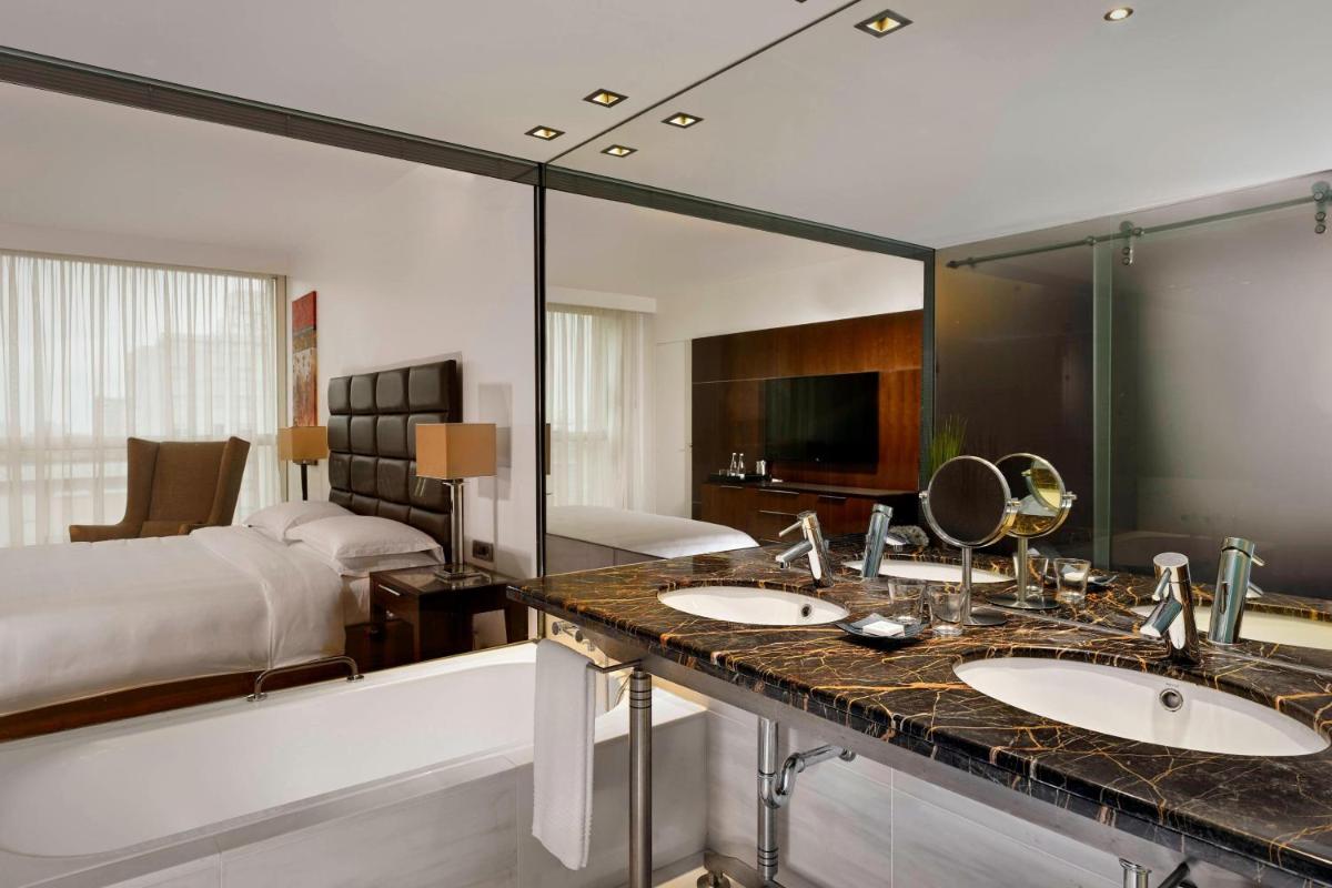 Uma televisão e/ou sistema de entretenimento em Sheraton Porto Hotel & Spa