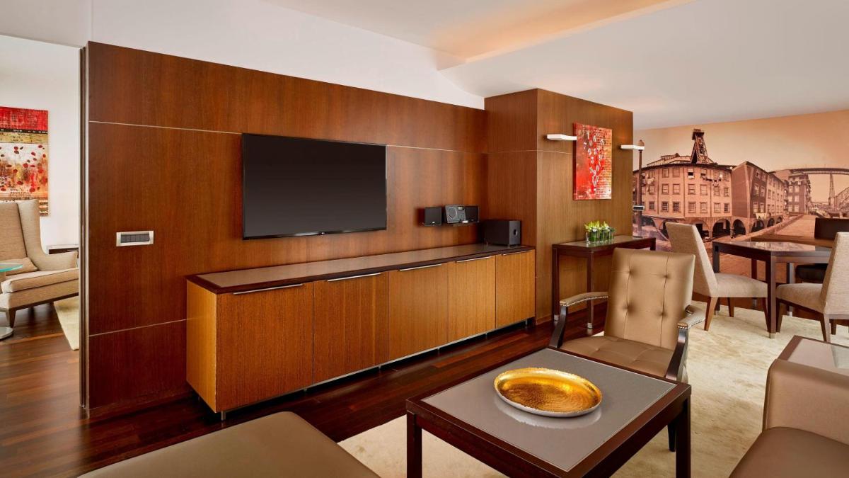 Uma televisão e/ou sistema de entretenimento em Sheraton Porto Hotel & Spa