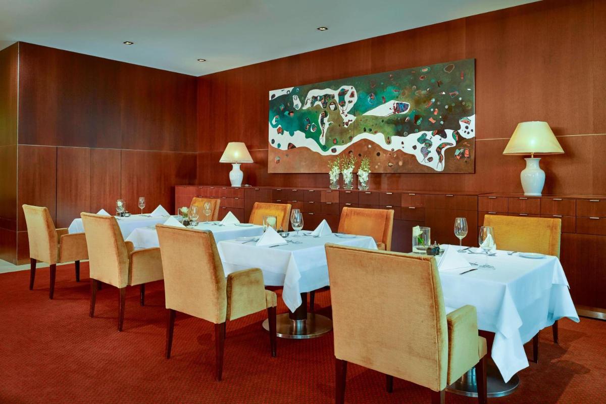 Um restaurante ou outro lugar para comer em Sheraton Porto Hotel & Spa