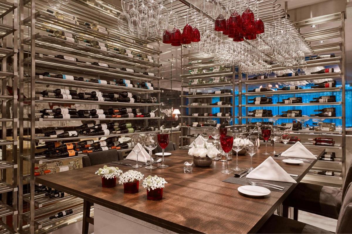 Um restaurante ou outro lugar para comer em Sheraton Porto Hotel & Spa