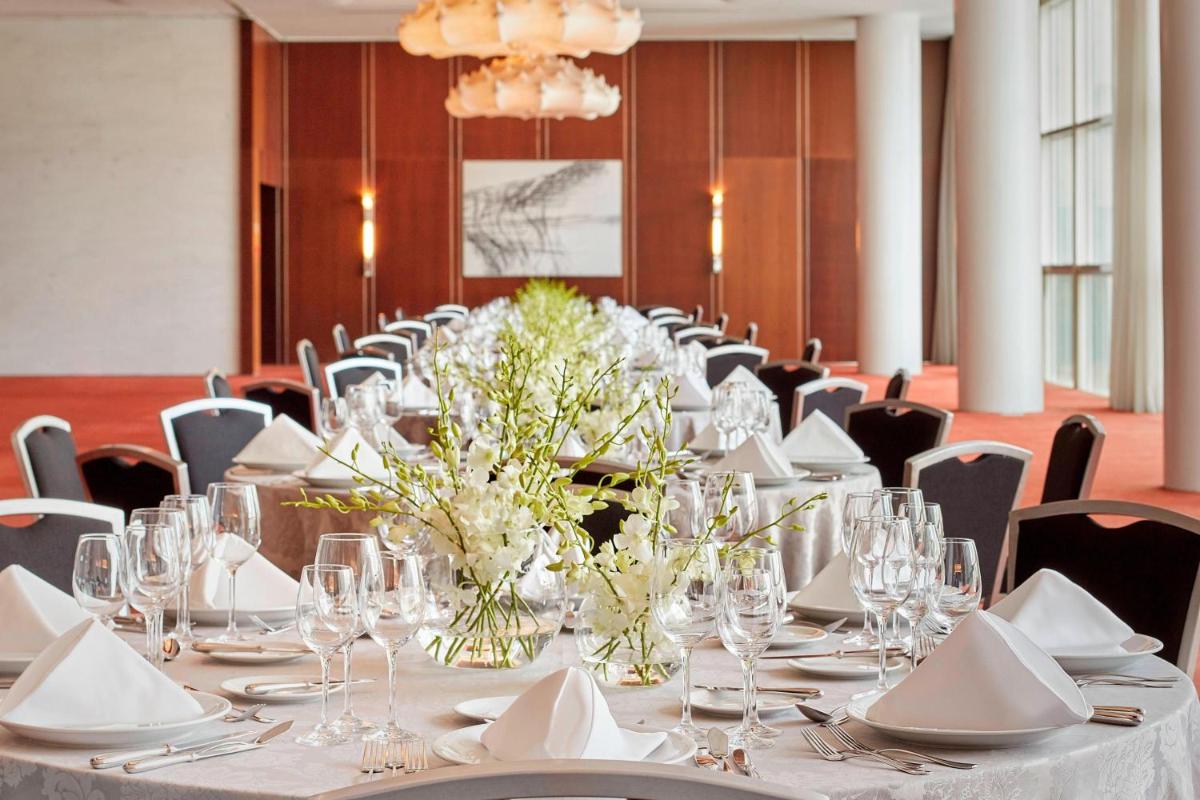 Um restaurante ou outro lugar para comer em Sheraton Porto Hotel & Spa