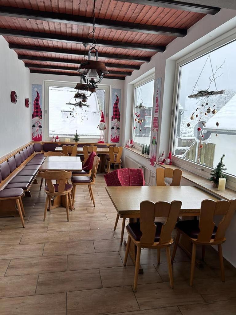 Ferienhaus Astenblick - Ideal für Weihnachtsfeiern und Familienfeiern bietet Schlafplätze für bis zu 35 Personen - Housity