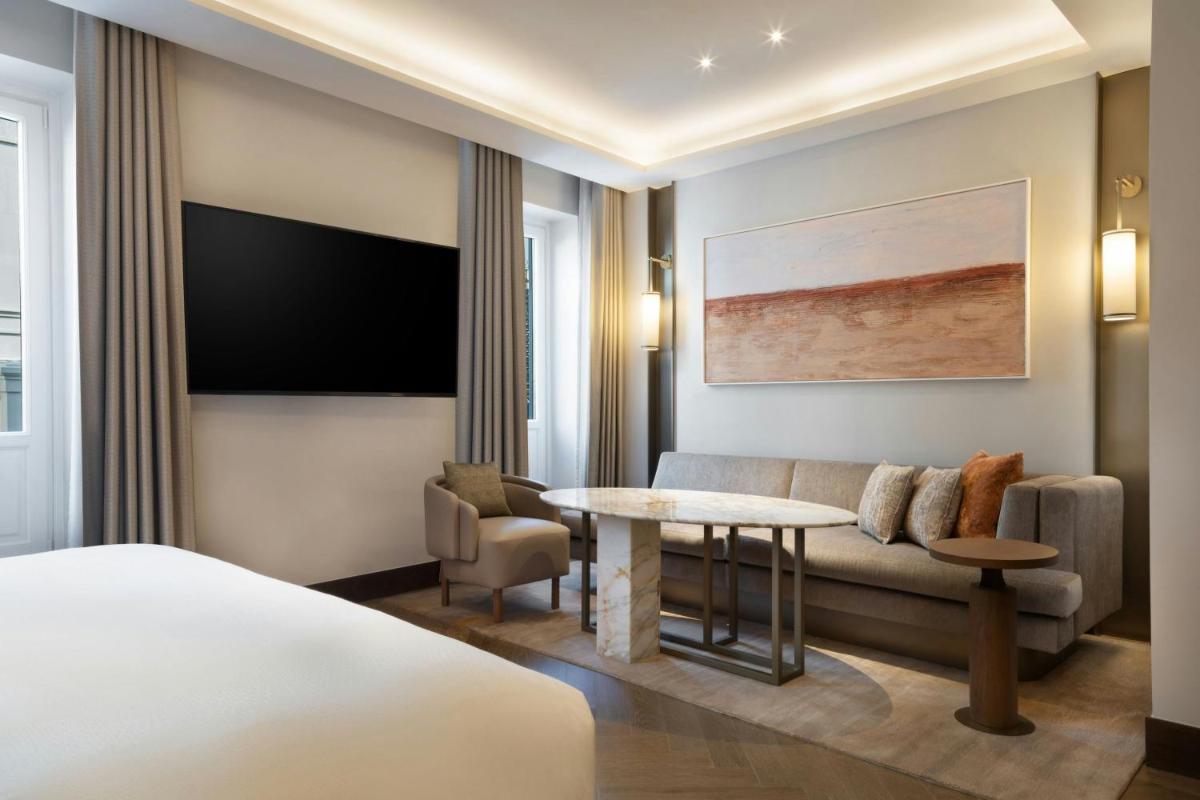 Una televisión o centro de entretenimiento en JW Marriott Hotel Madrid