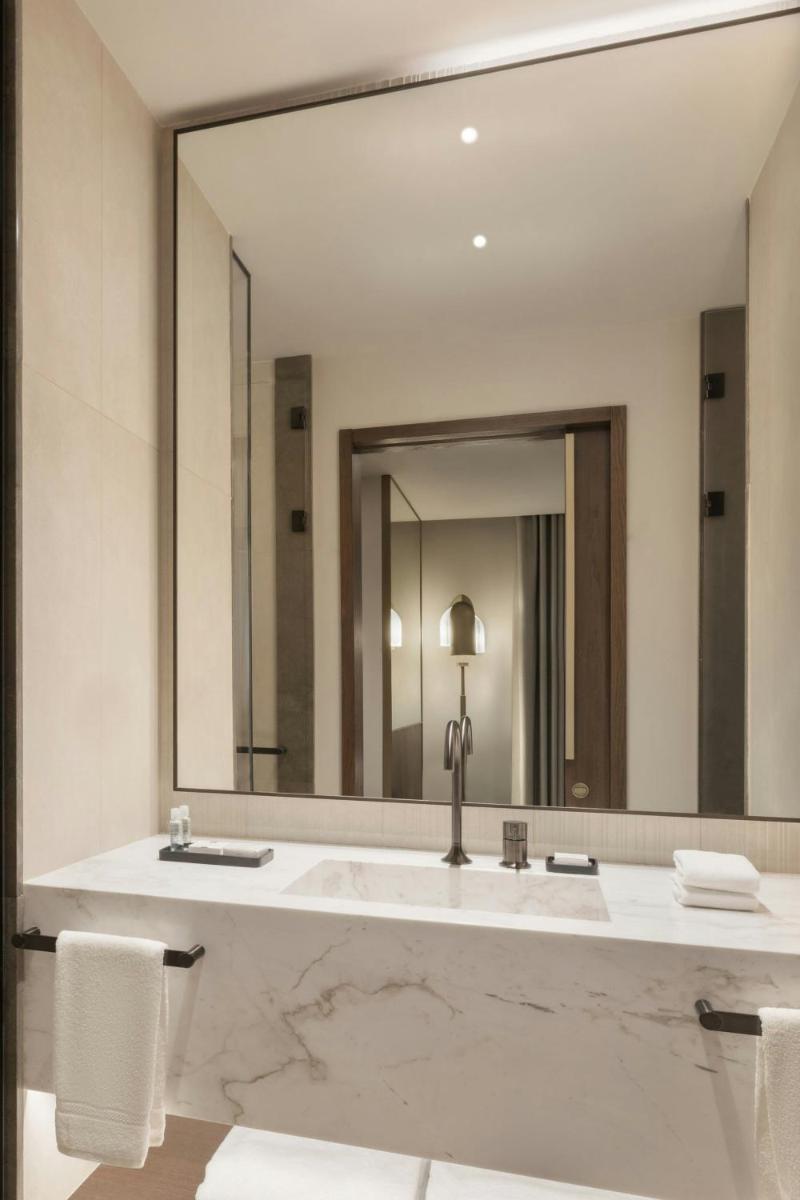 Un baño de JW Marriott Hotel Madrid