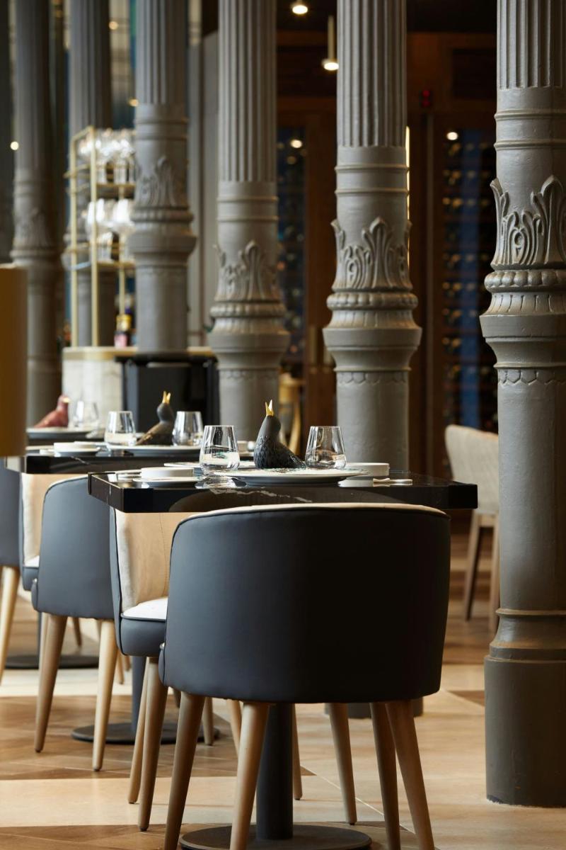 Un restaurante o sitio para comer en JW Marriott Hotel Madrid