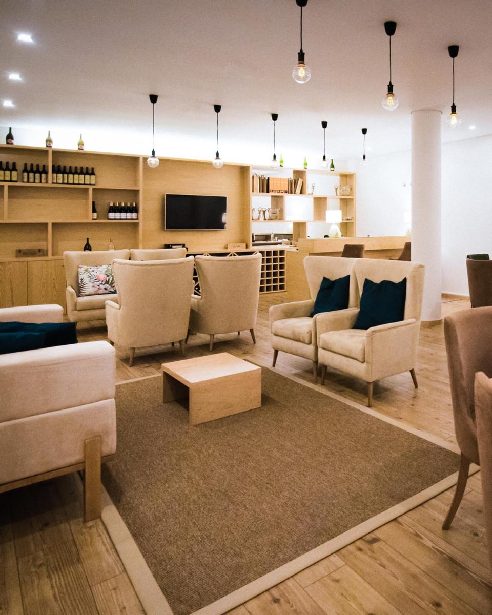 Uma televisão e/ou sistema de entretenimento em LAM Hotel Celorico de Basto
