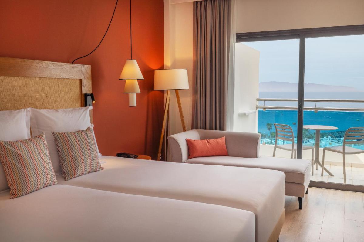 una habitación de hotel con una cama y un balcón en AluaSoul Costa Adeje - Adults Only, en Adeje
