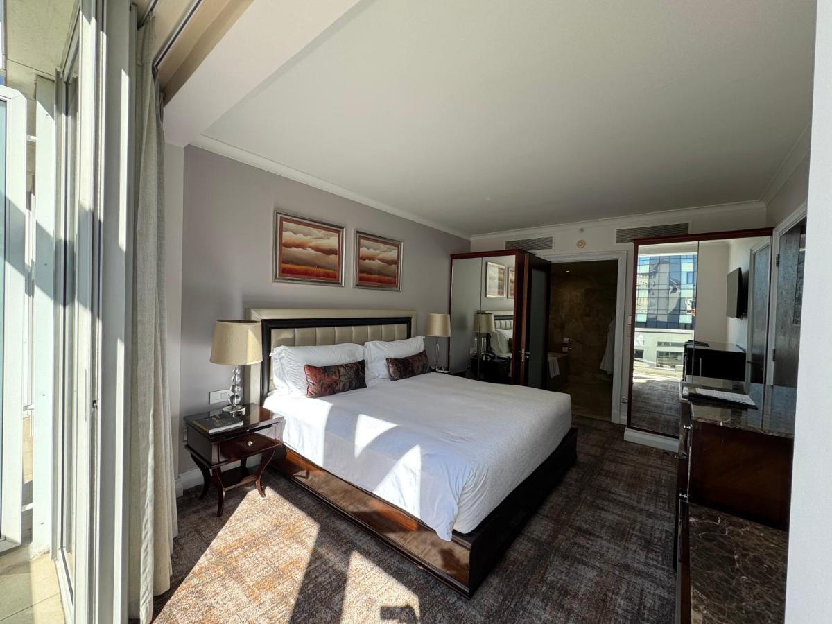 Luxury Residence at Taj Cape Town - Top Corner Apartment with Balcony - Newly Renovated - Housity