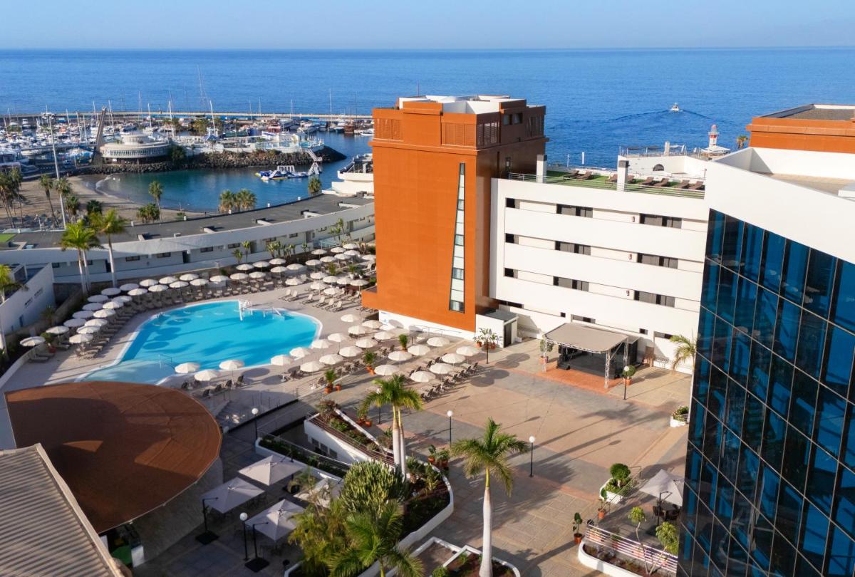 - Vistas a un hotel con piscina y al océano en AluaSoul Costa Adeje - Adults Only, en Adeje