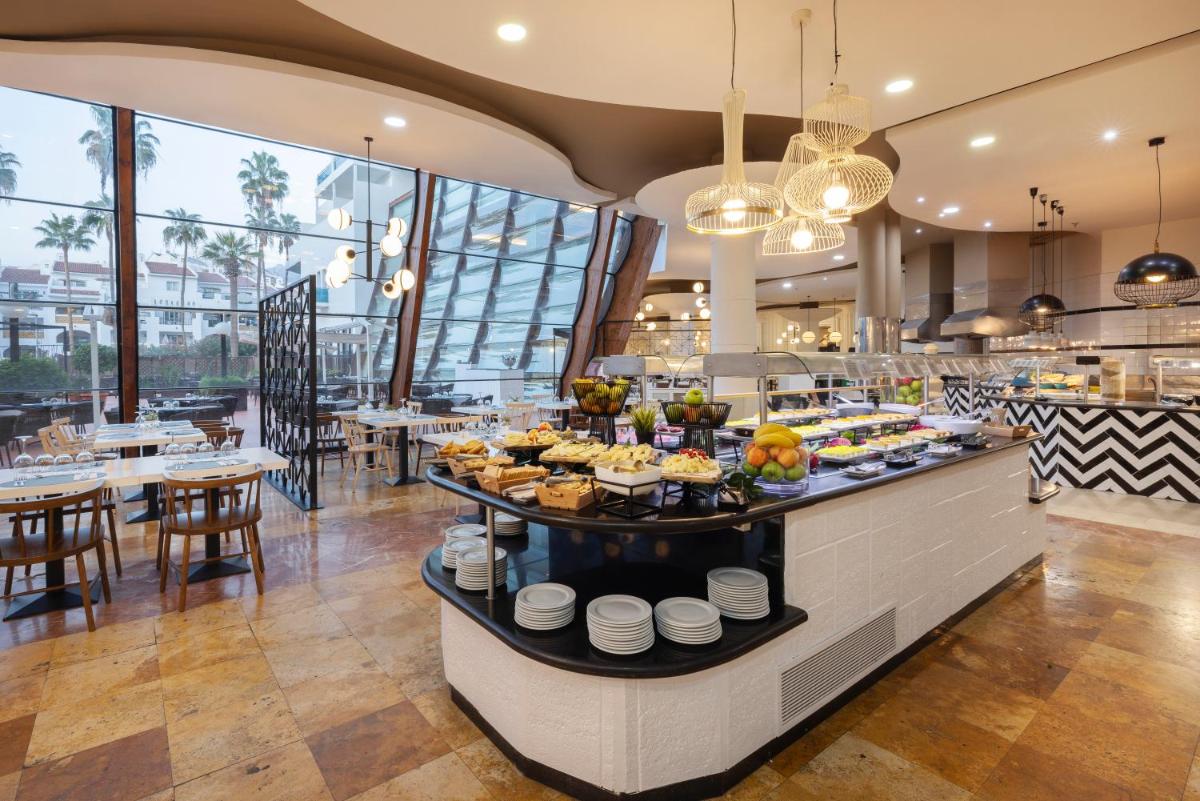 un buffet en un restaurante con mucha comida en AluaSoul Costa Adeje - Adults Only, en Adeje