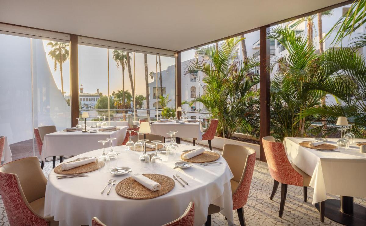 Un restaurante o sitio para comer en AluaSoul Costa Adeje - Adults Only