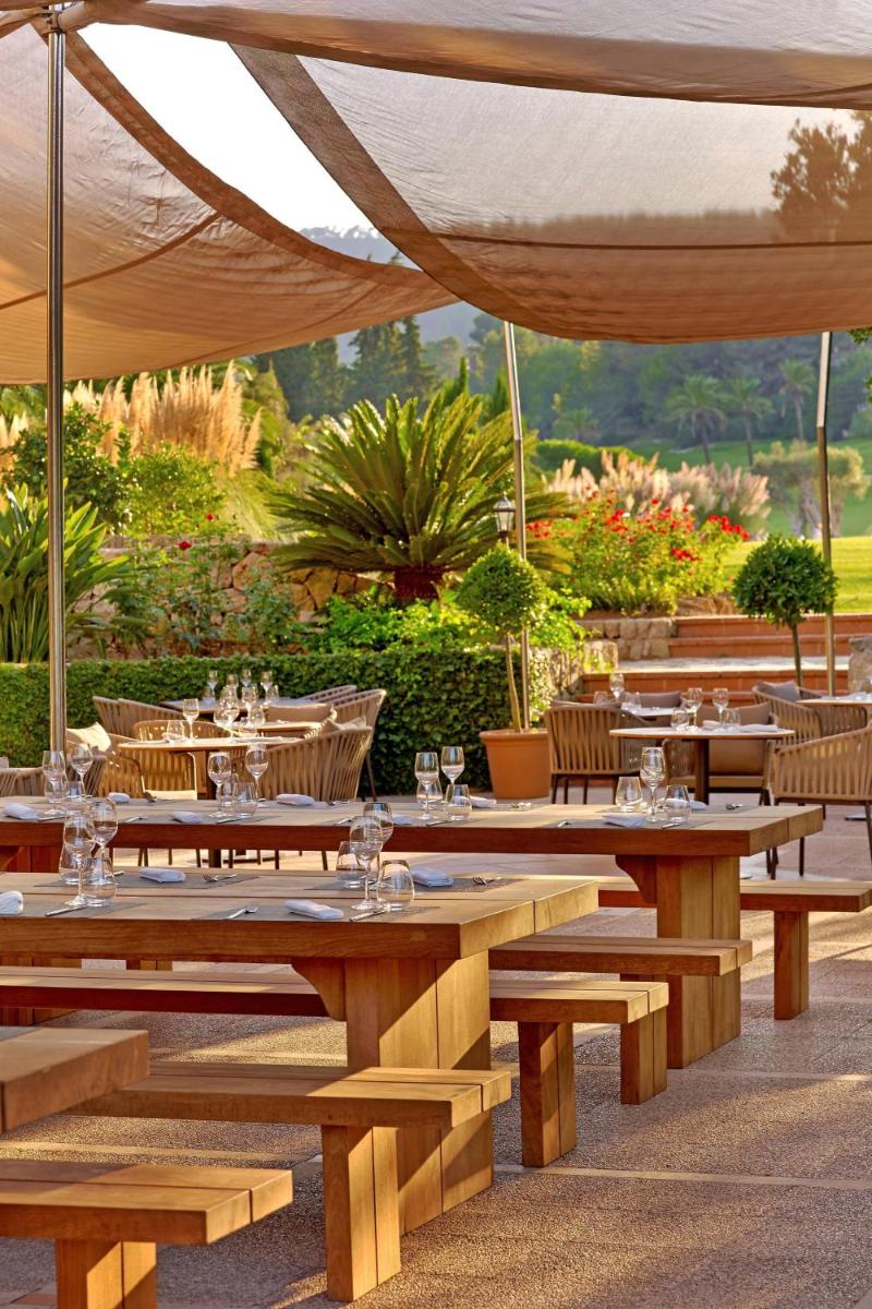 Un restaurante o sitio para comer en Sheraton Mallorca Arabella Golf Hotel