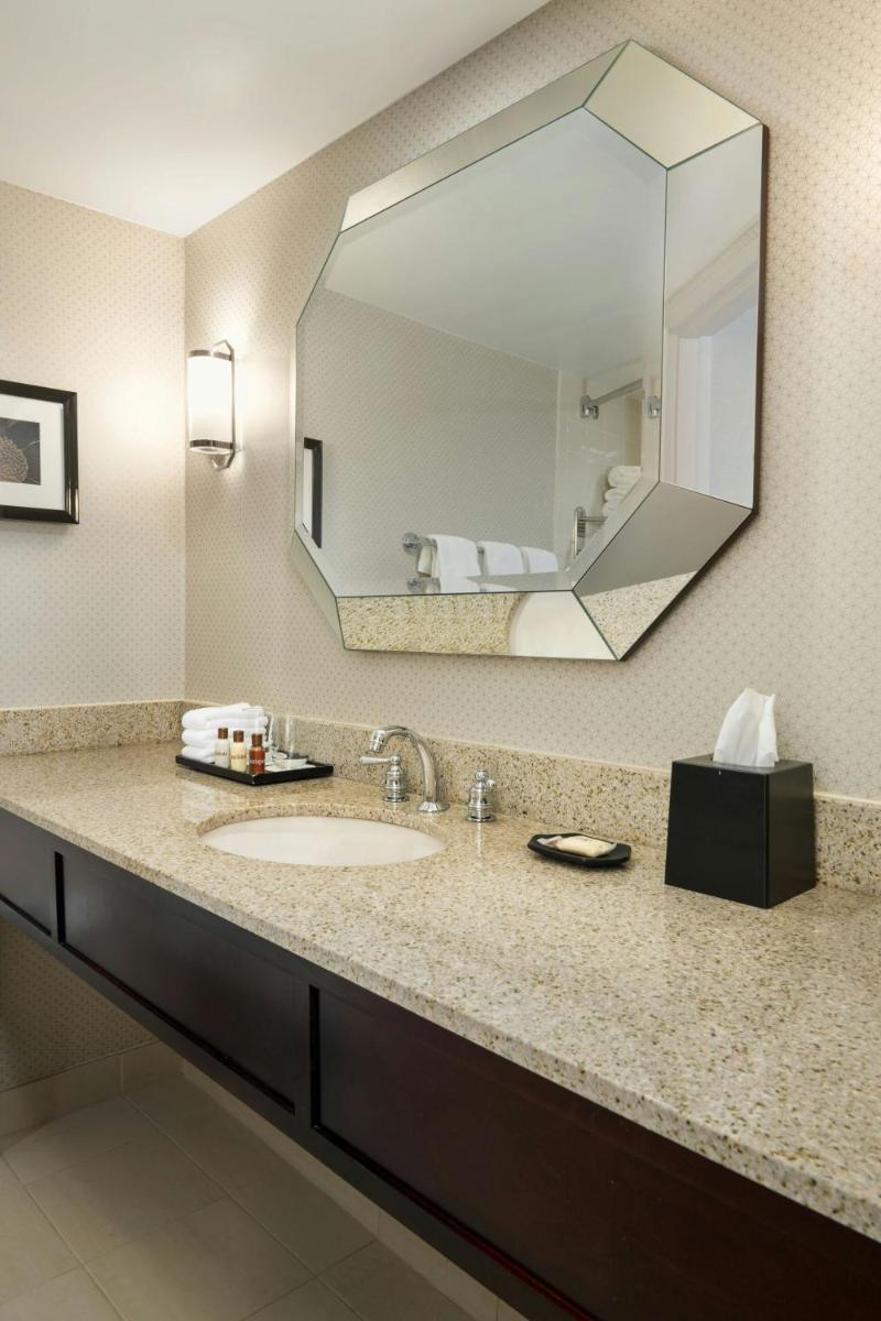 Sheraton Charlotte Airport - Hizvo