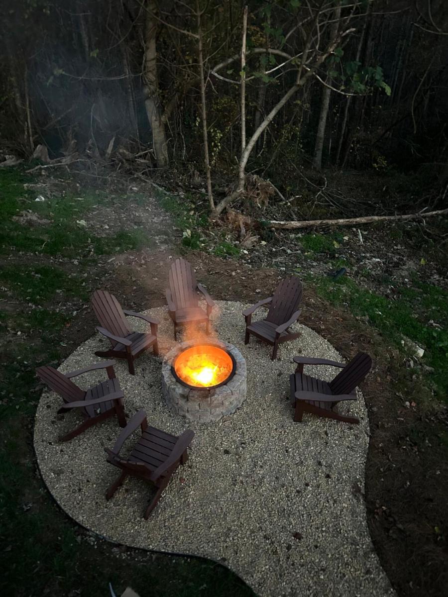 The Coop NEW A-frame Hot Tub, Fire Pit, Loft - Housity