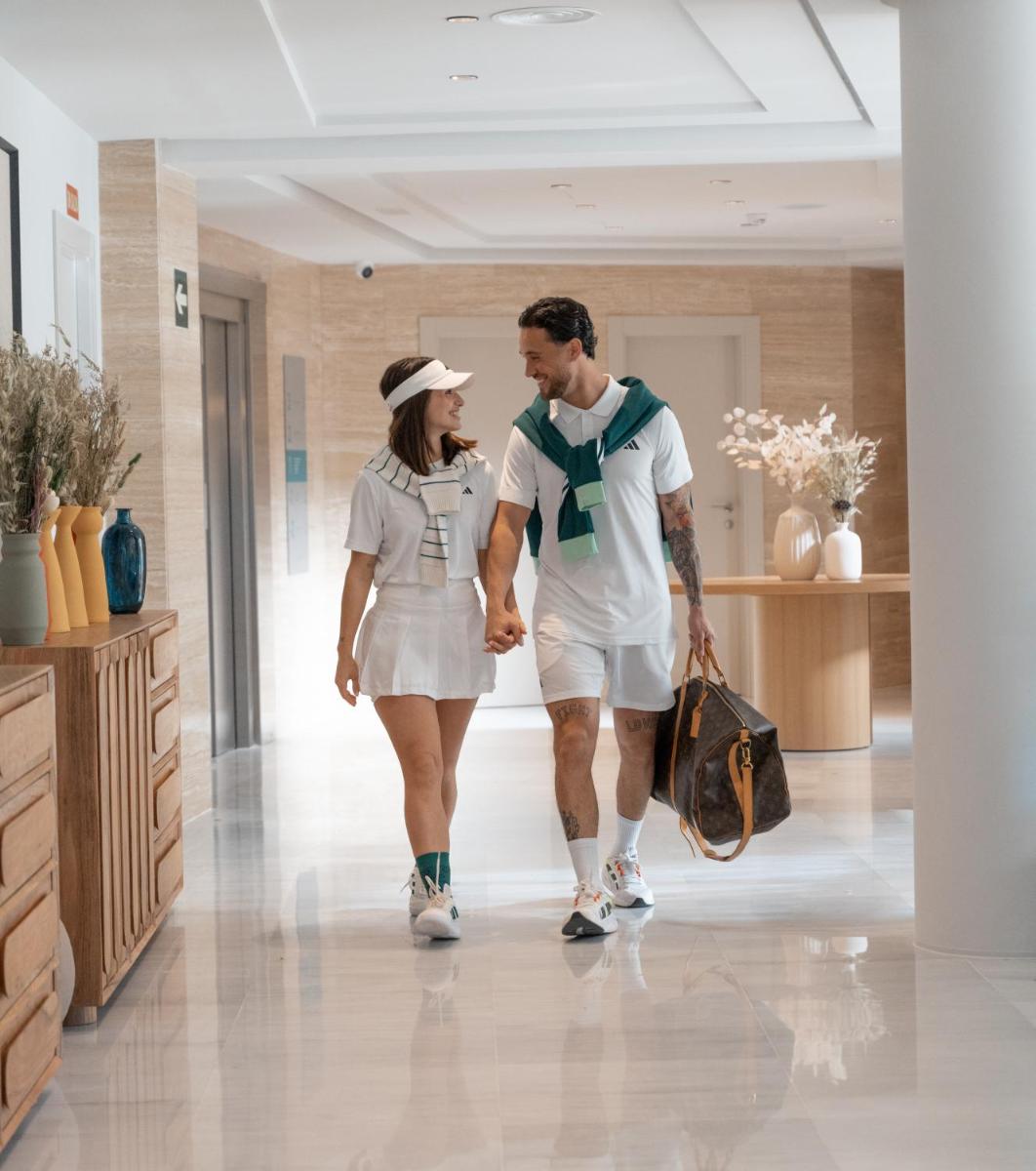 un hombre y una mujer caminando por un pasillo en Calderona Wellness, en Bétera 99 fotos más