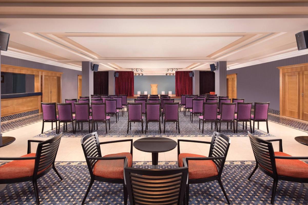 una sala de conferencias con mesas y sillas de color púrpura en Sheraton Fuerteventura Golf & Spa Resort, en Caleta de Fuste