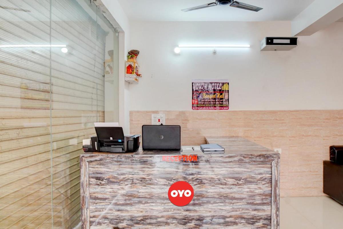 Super OYO Flagship Youth Hotel & Banquet Hall - Housity