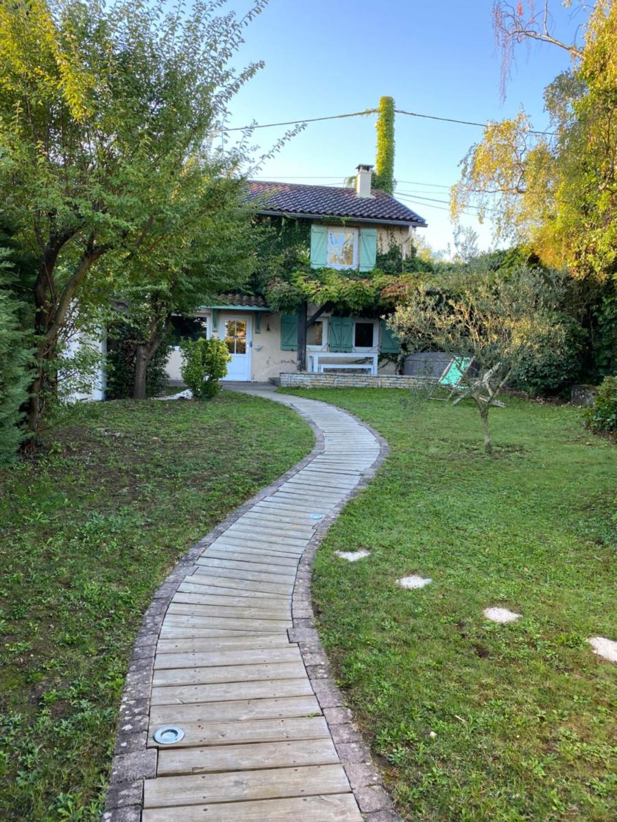 La Petite Maison, jardin et jacuzzi, proche de Lyon - Housity