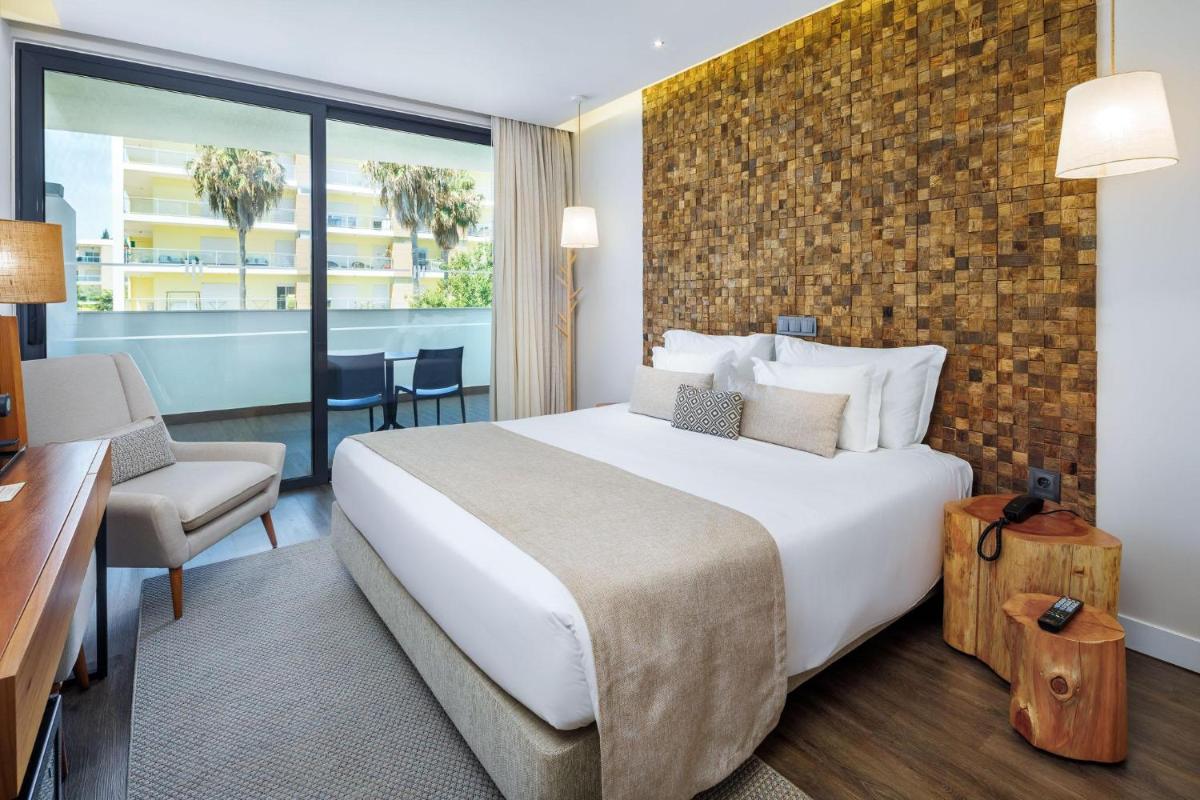 Uma cama ou camas num quarto em Jupiter Marina Hotel - Couples & Spa