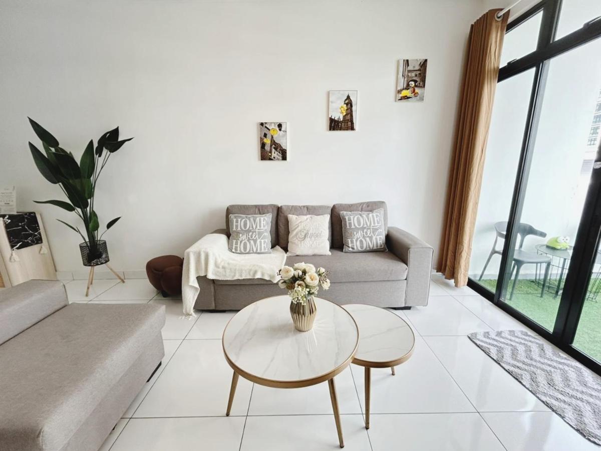 Platino 13 Pax, Mins away from Paradigm & Legoland - Hizvo
