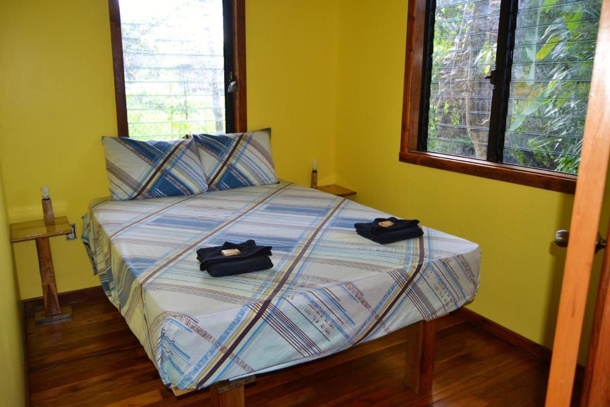 Iguana Roost Tourism Gold Standard Fully Equipped two Bedroom Cabin - Housity