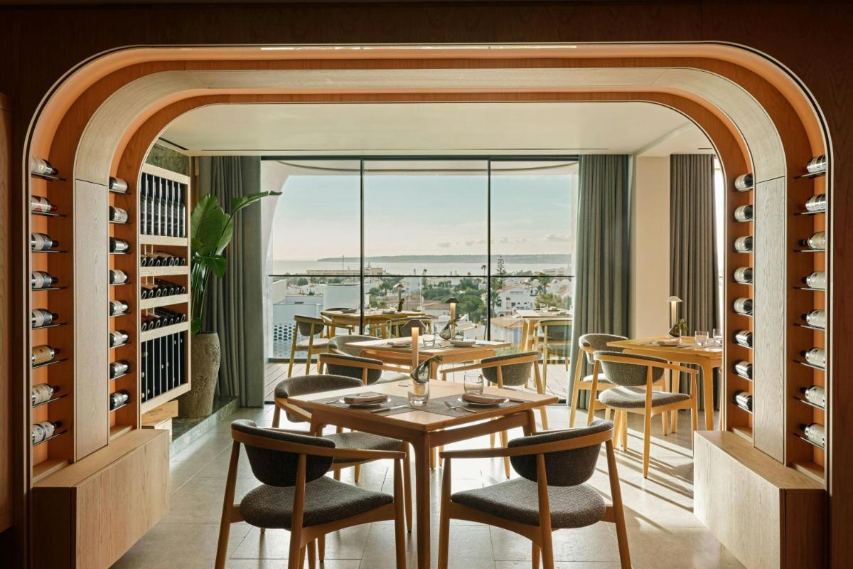 Um restaurante ou outro lugar para comer em W Residences Algarve