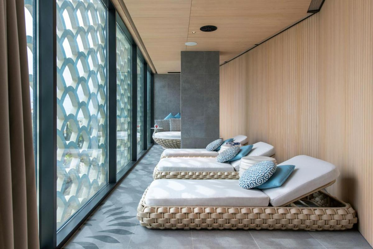 Uma área de estar em W Residences Algarve