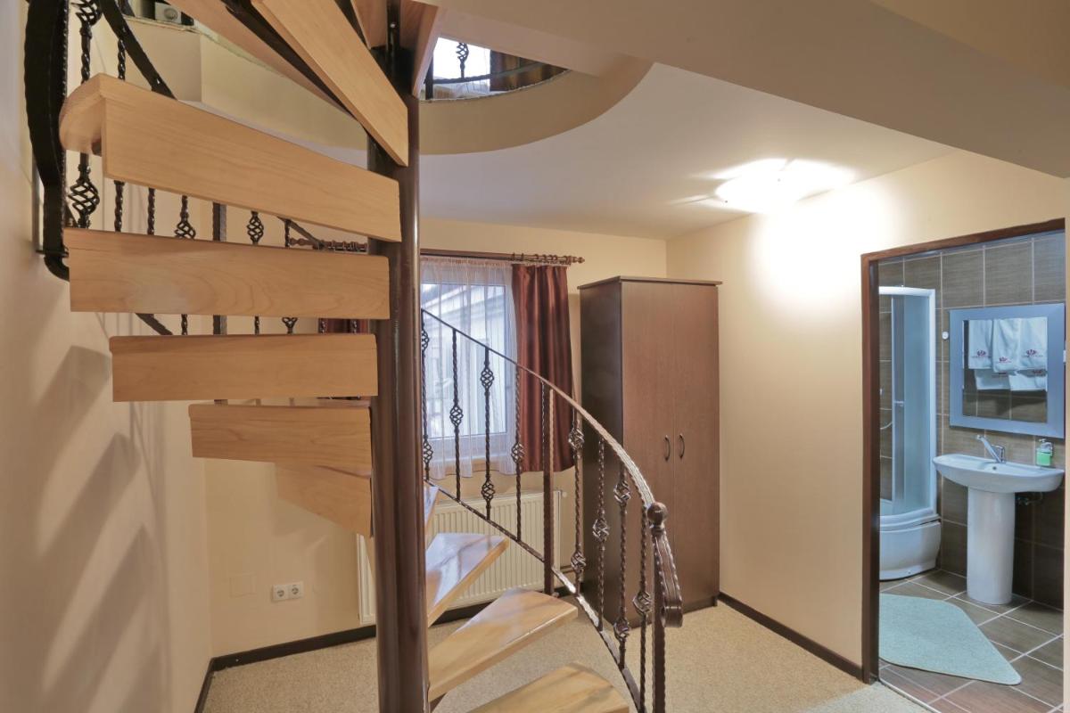 Prenociste Knez - Housity