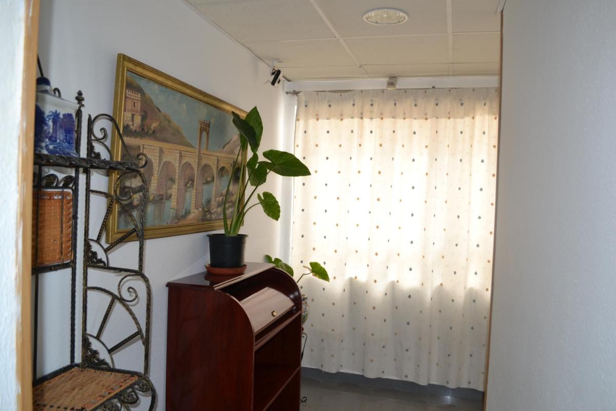 Hostal Al-Qazeres - Housity