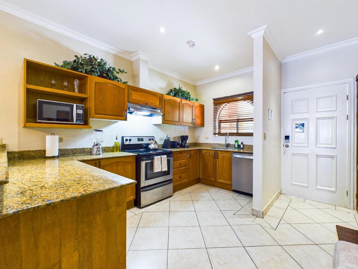 Sunrise 1- 3 Bedroom Poolside Condo - Housity