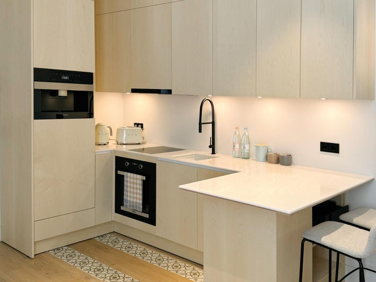 eine Küche mit weißen Schränken und einer Spüle in der Unterkunft Mr(s)STiL Design Apartments in Berlin