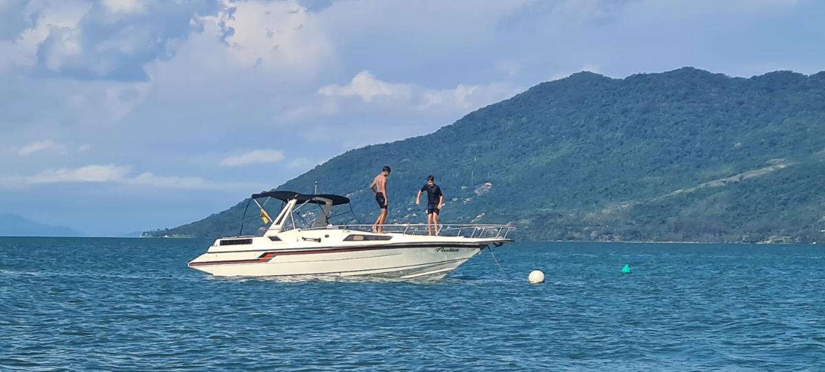 Passeio de Lancha 25 pés para 6 pessoas em Ilhabela - Housity