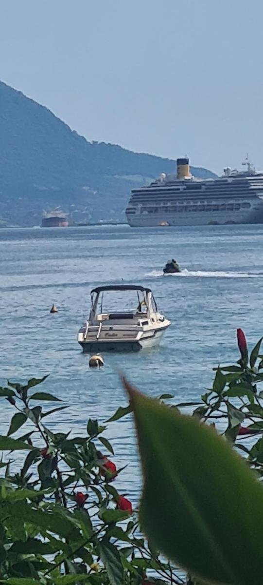 Passeio de Lancha 25 pés para 6 pessoas em Ilhabela - Housity