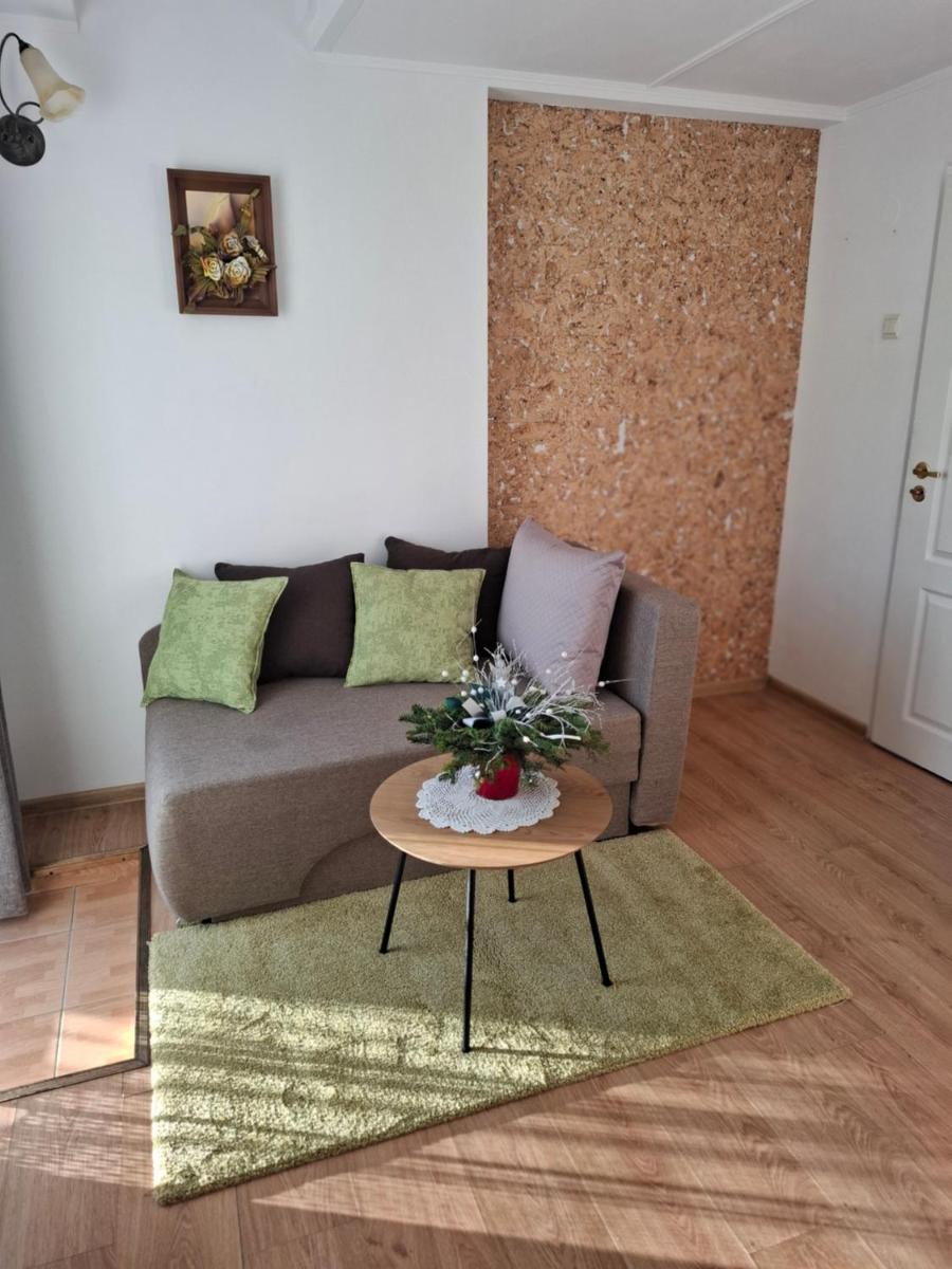 Pod akacjami - Housity