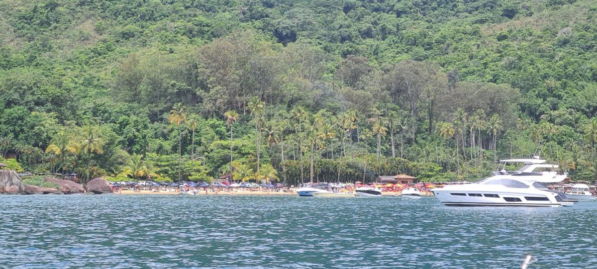 Passeio de Lancha 25 pés para 6 pessoas em Ilhabela - Housity