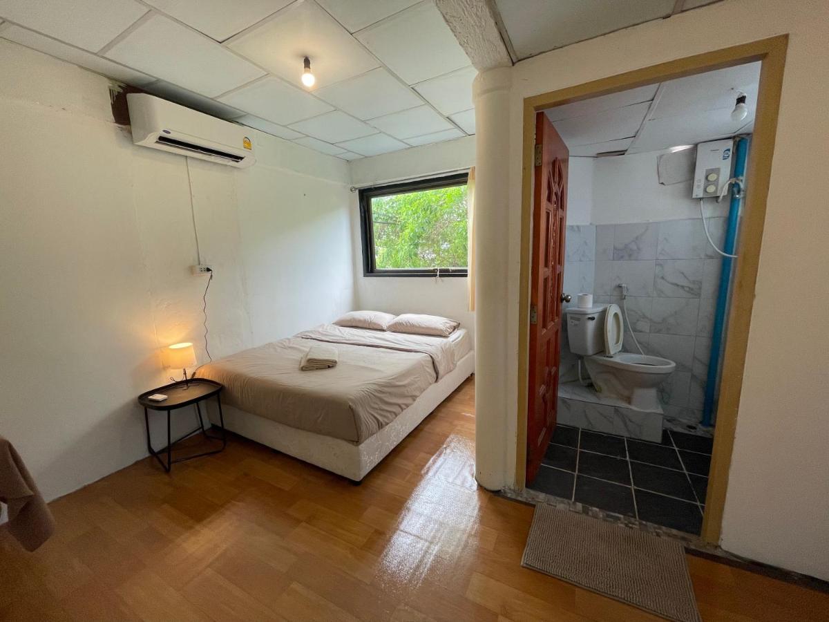 Budget Room Koh Phangan Pier with AC - Housity