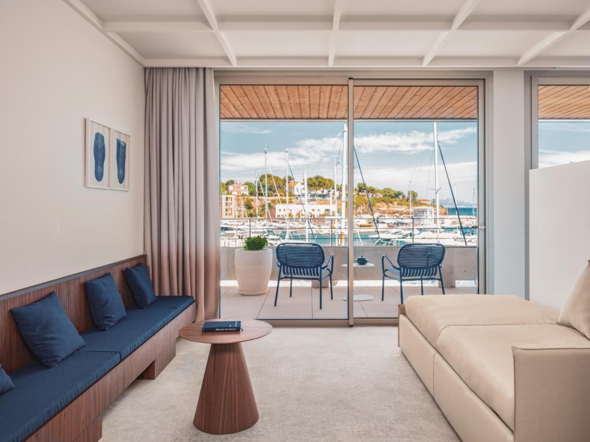 Coin salon dans l'établissement Bleu Hôtel & Spa