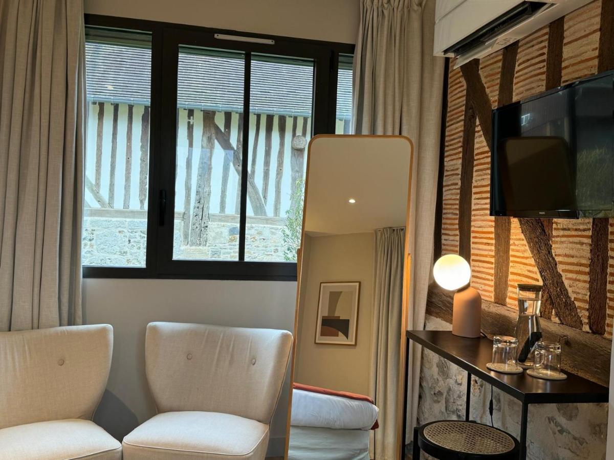 Télévision ou salle de divertissement dans l'établissement Les Manoirs des Portes de Deauville - Small Luxury Hotel Of The World
