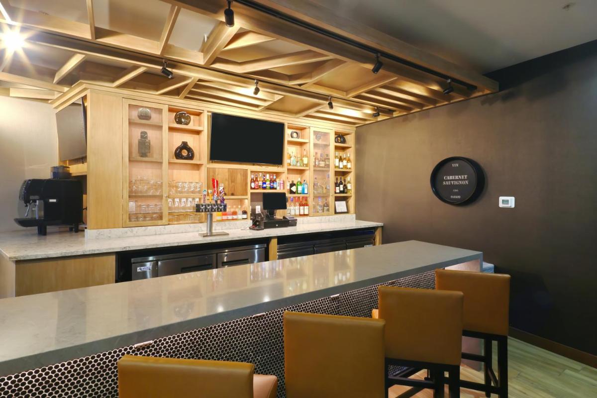 Hyatt Place Phoenix Gilbert - Housity
