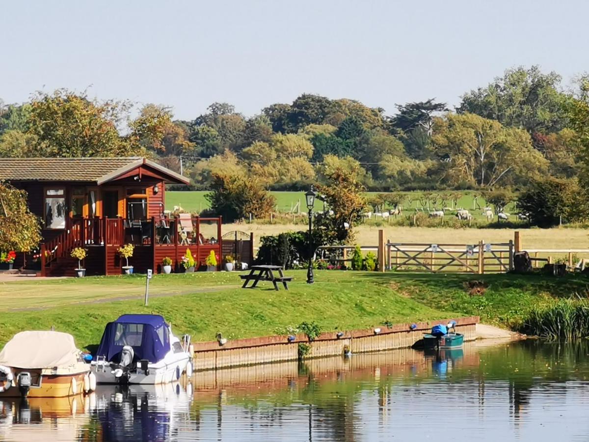 Bend in the River Lodge - Housity