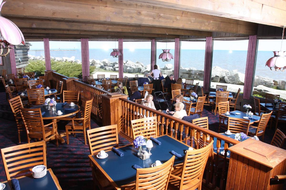 Lighthouse Inn - Two Rivers - Housity