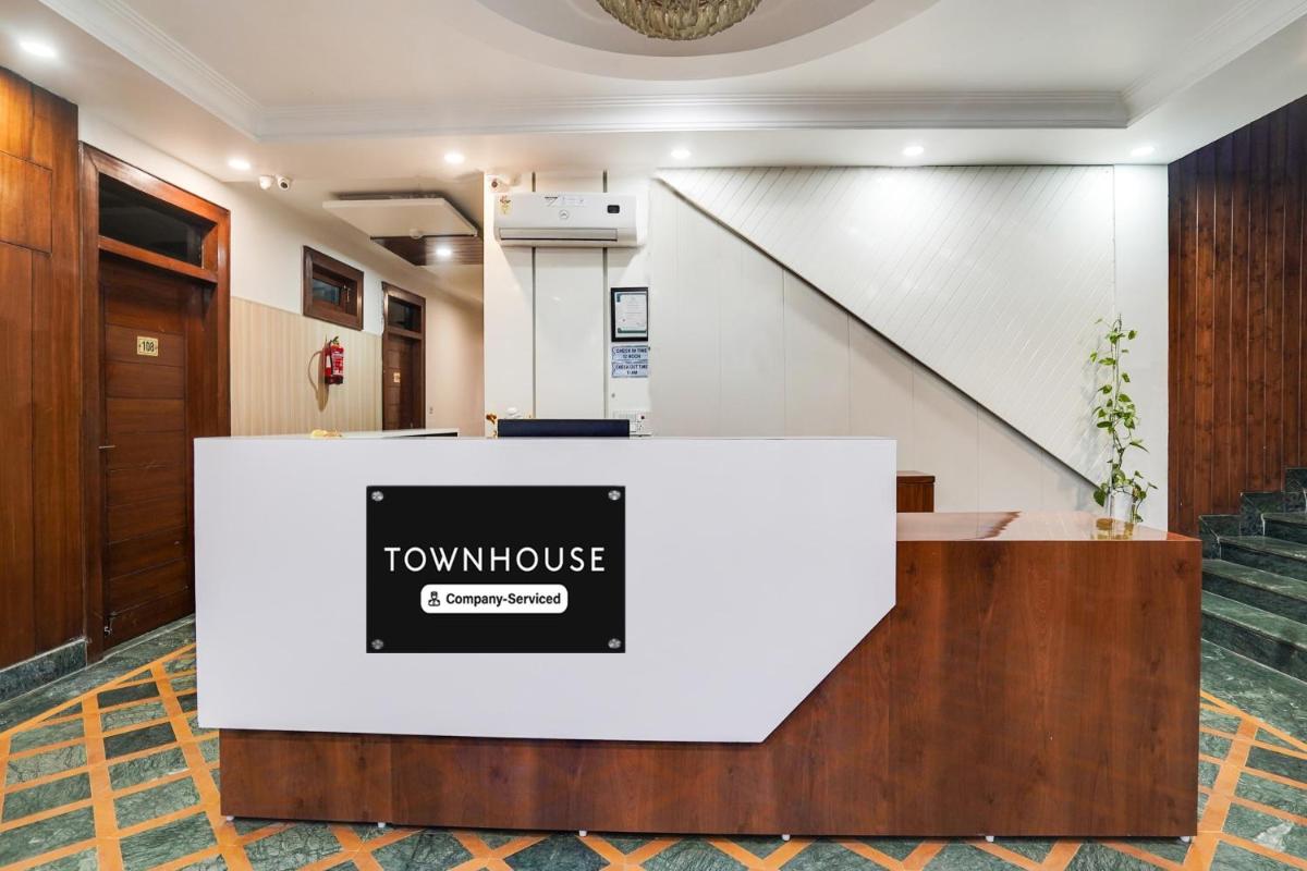 Super Townhouse 1252 Hotel Selaqui Inn - Housity