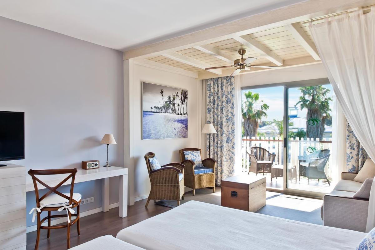 Una televisión o centro de entretenimiento en PortAventura Hotel Caribe - Includes unlimited access to PortAventura Park & 1 access to Ferrari Land