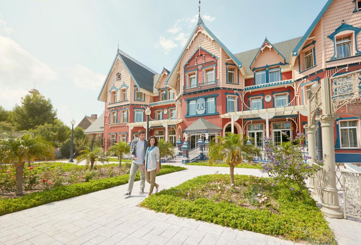 Clientes alojados en PortAventura Hotel Lucy's Mansion - Includes unlimited access & Express wristband to PortAventura Park & Ferrari Land