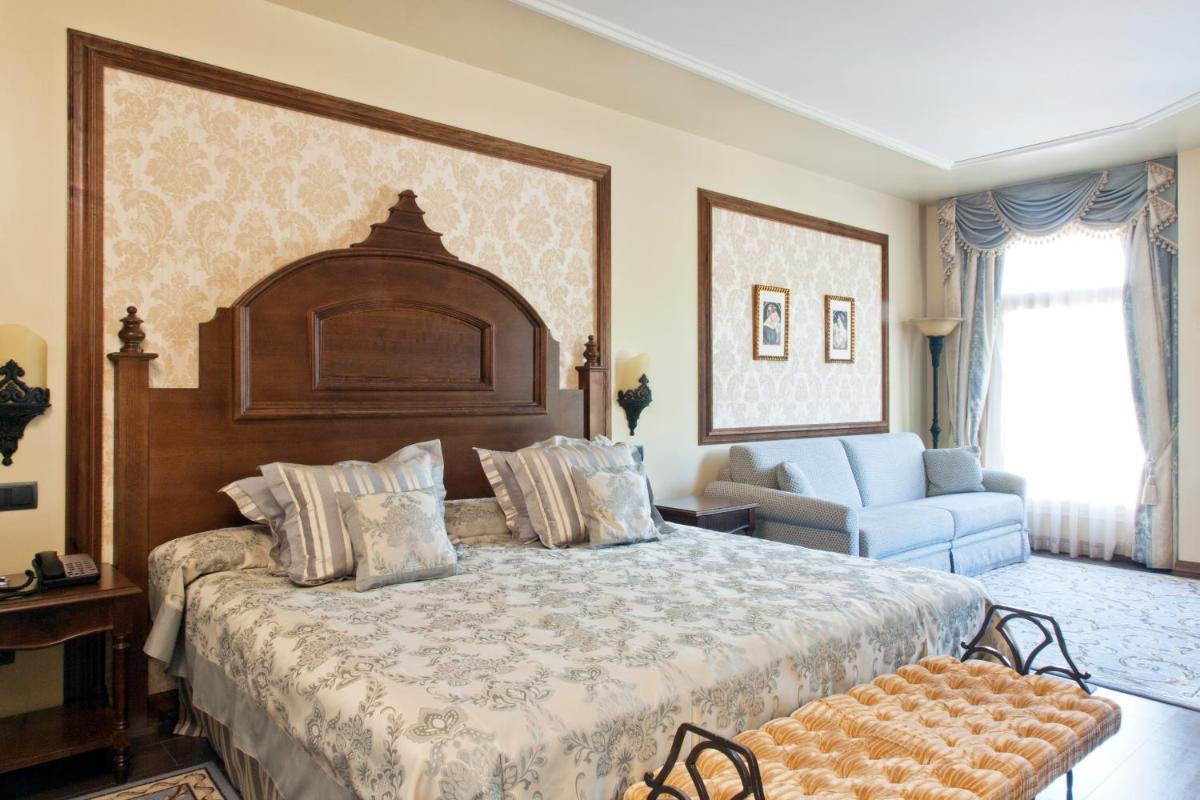Cama o camas de una habitación en PortAventura Hotel Lucy's Mansion - Includes unlimited access & Express wristband to PortAventura Park & Ferrari Land