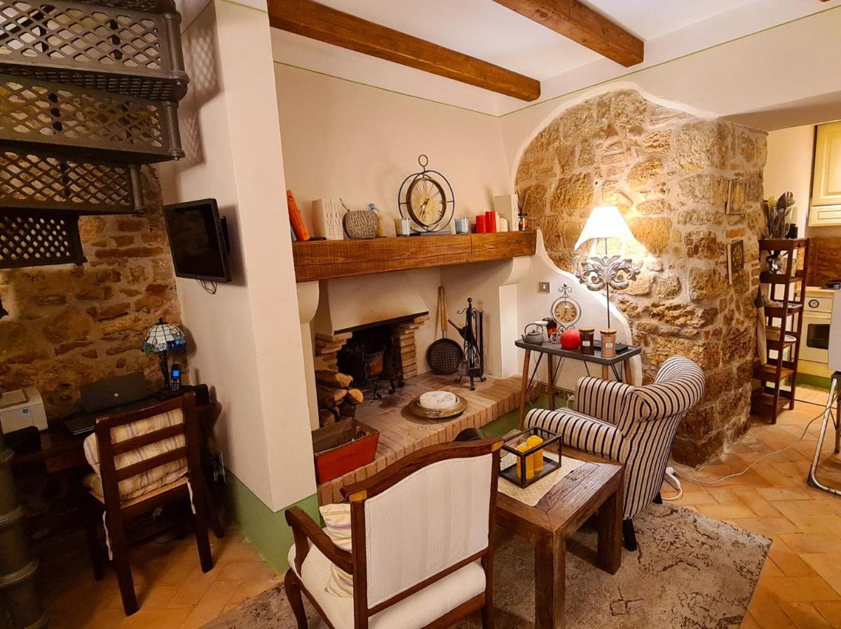 La Terrazza, elegant Tuscan stone house with garden and terrace in Cetona - Housity