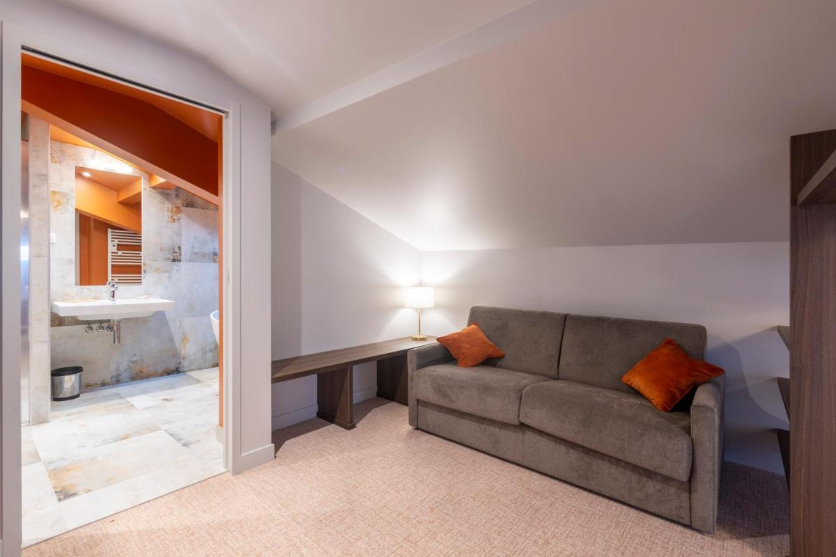 Coin salon dans l'établissement Hotel Le Bois Joli