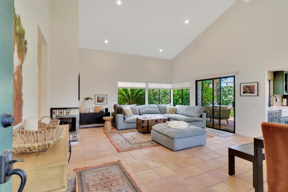 Fully Remodeled Modern Hacienda in La Quinta - Housity